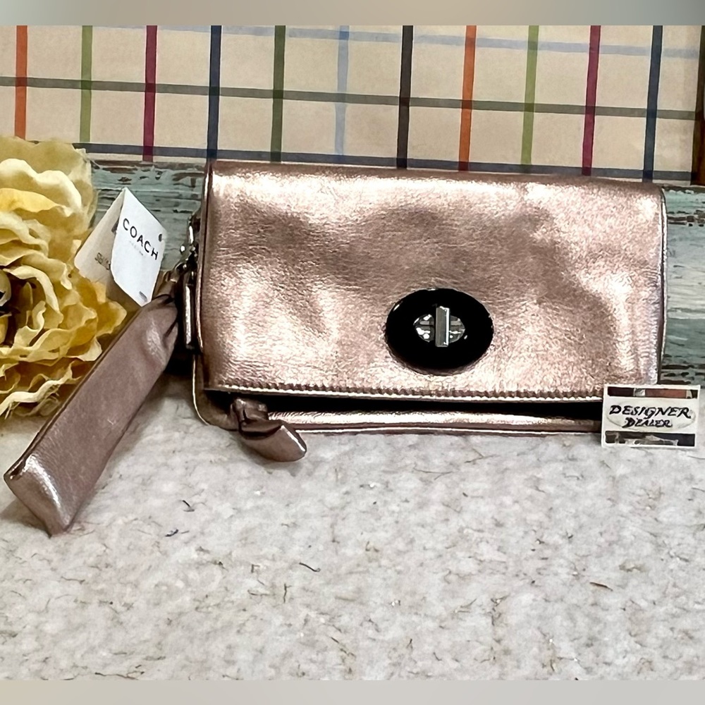 Authentic COACH Rose Metallic Leather Clutch NWT 42179
